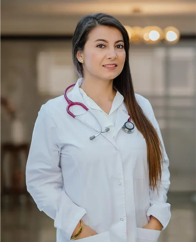 Dra. Luz Helena Bernier, médica internista en Bogotá, con bata blanca y estetoscopio